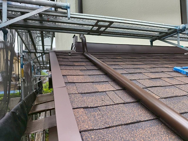 下屋根に設置された雨樋